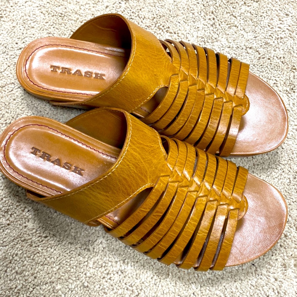 Like new TRASK sandals size 8,5